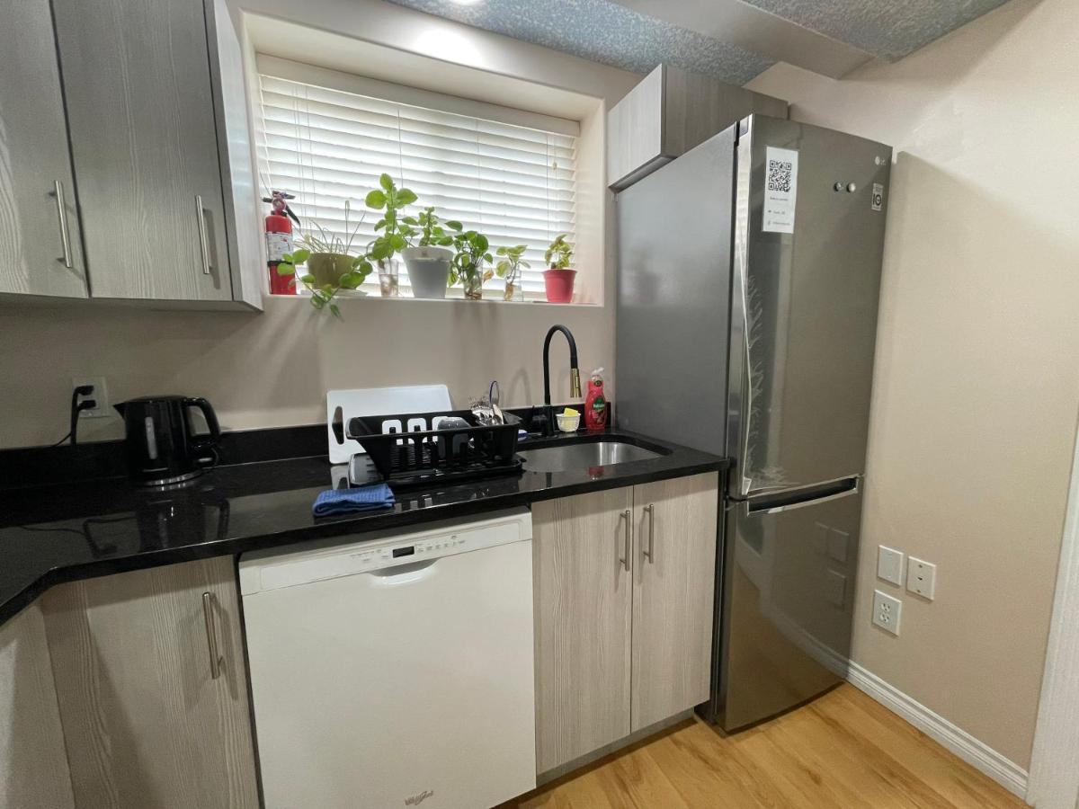 Super Luxury & Cozy Lower Level Apartment In Nw Calgary, Ab Close To Banff エクステリア 写真